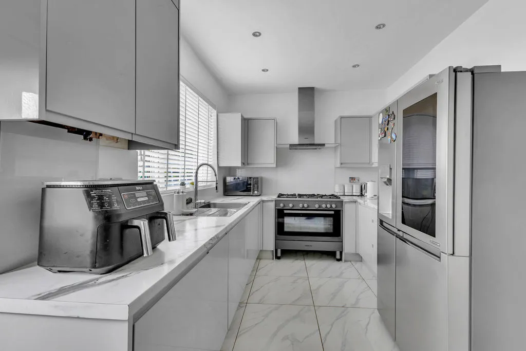 Firgrove Gardens, Rochdale OL16 3AF, photo 4