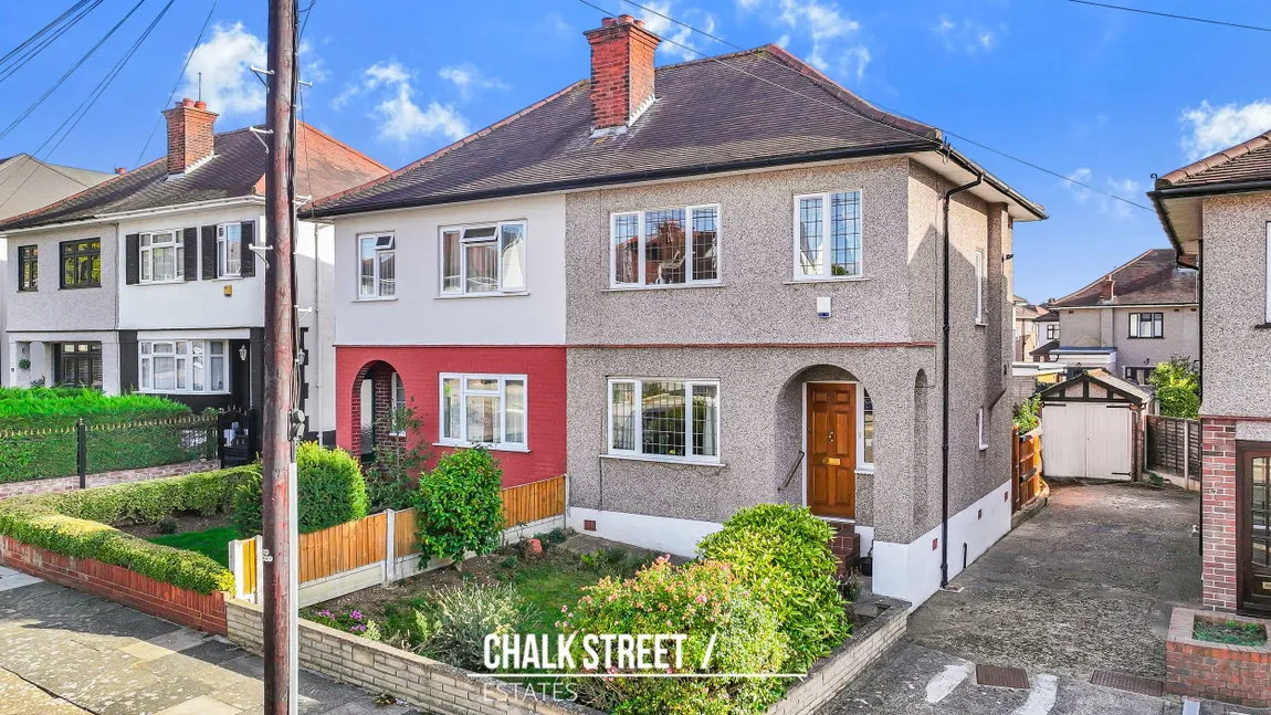 2 bed house for sale, Victoria Avenue, Romford, RM5
