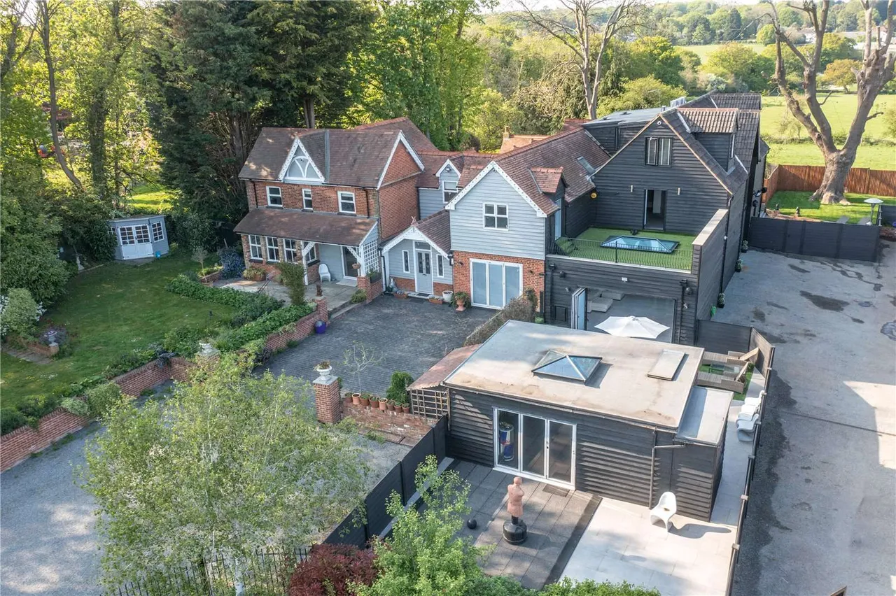 7 bed house for sale — Little Gregories Lane, Theydon Bois, Epping, Essex, CM16 7JP