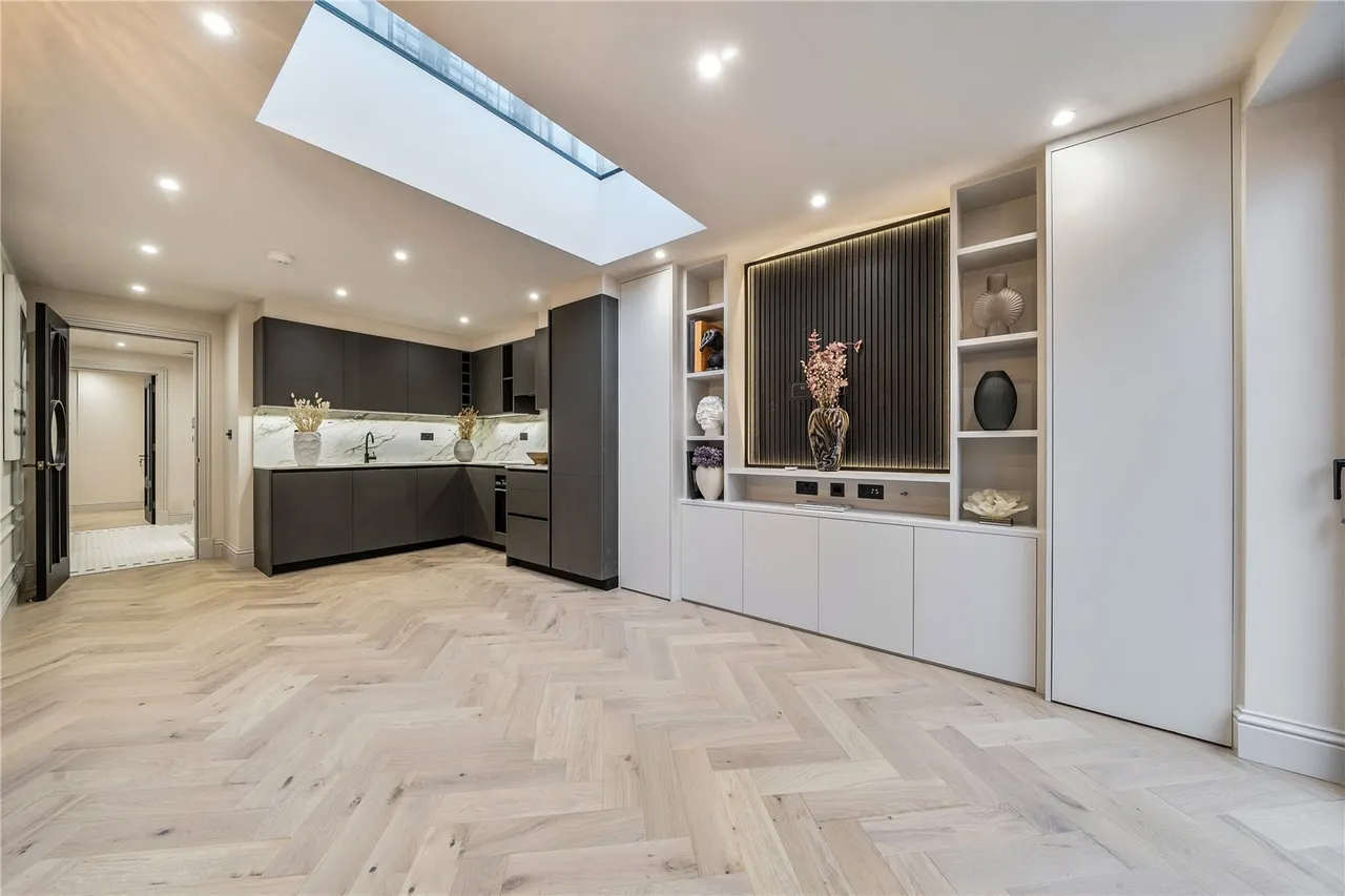 2 bed flat for sale, Ashfield Road, London, W3