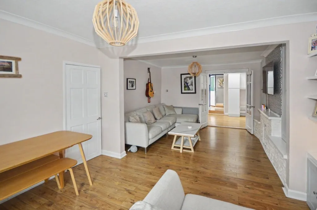 Wellingborough Road, Earls Barton, photo 3