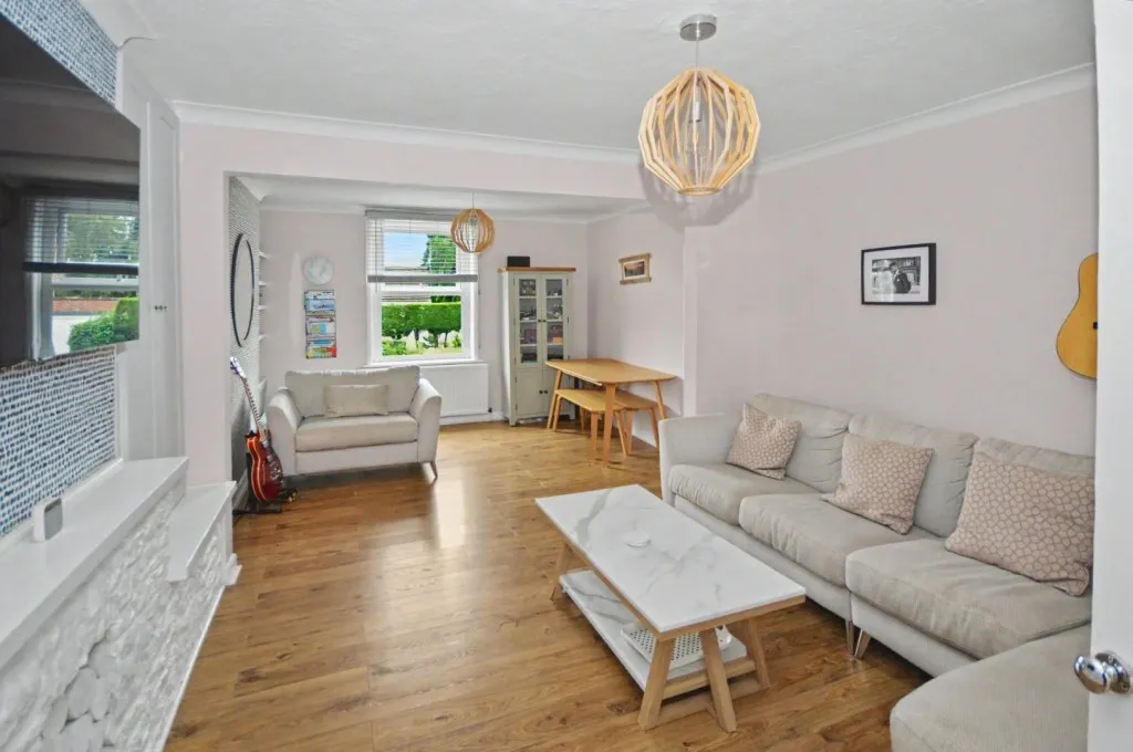 Wellingborough Road, Earls Barton, photo 2