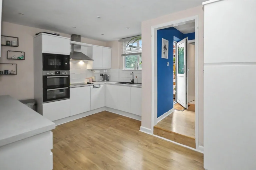 Wellingborough Road, Earls Barton, photo 7