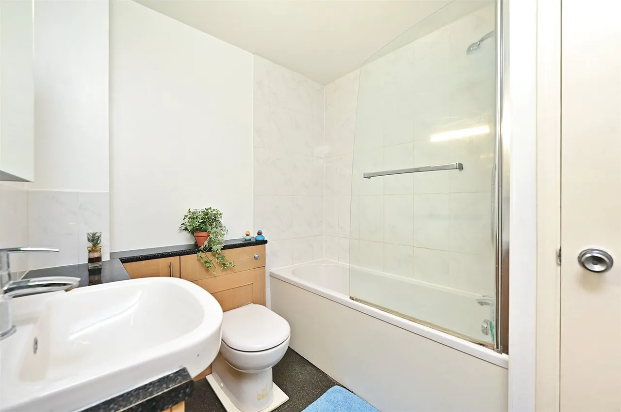 Fallowfield, Yateley, Hampshire, GU46 6LW, photo 5