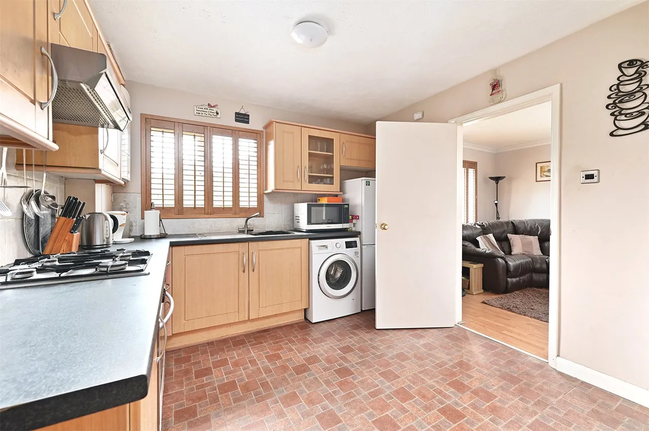 Fallowfield, Yateley, Hampshire, GU46 6LW, photo 9