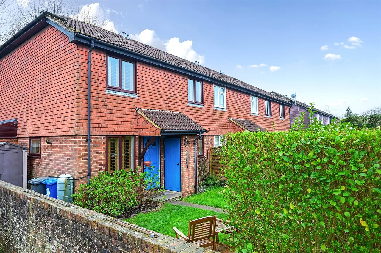 Fallowfield, Yateley, Hampshire, GU46 6LW, photo 11