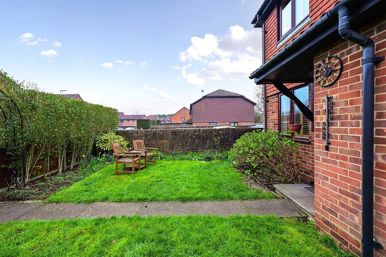 Fallowfield, Yateley, Hampshire, GU46 6LW, photo 7