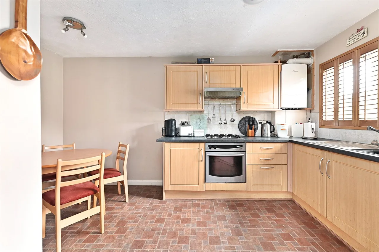 Fallowfield, Yateley, Hampshire, GU46 6LW, photo 6