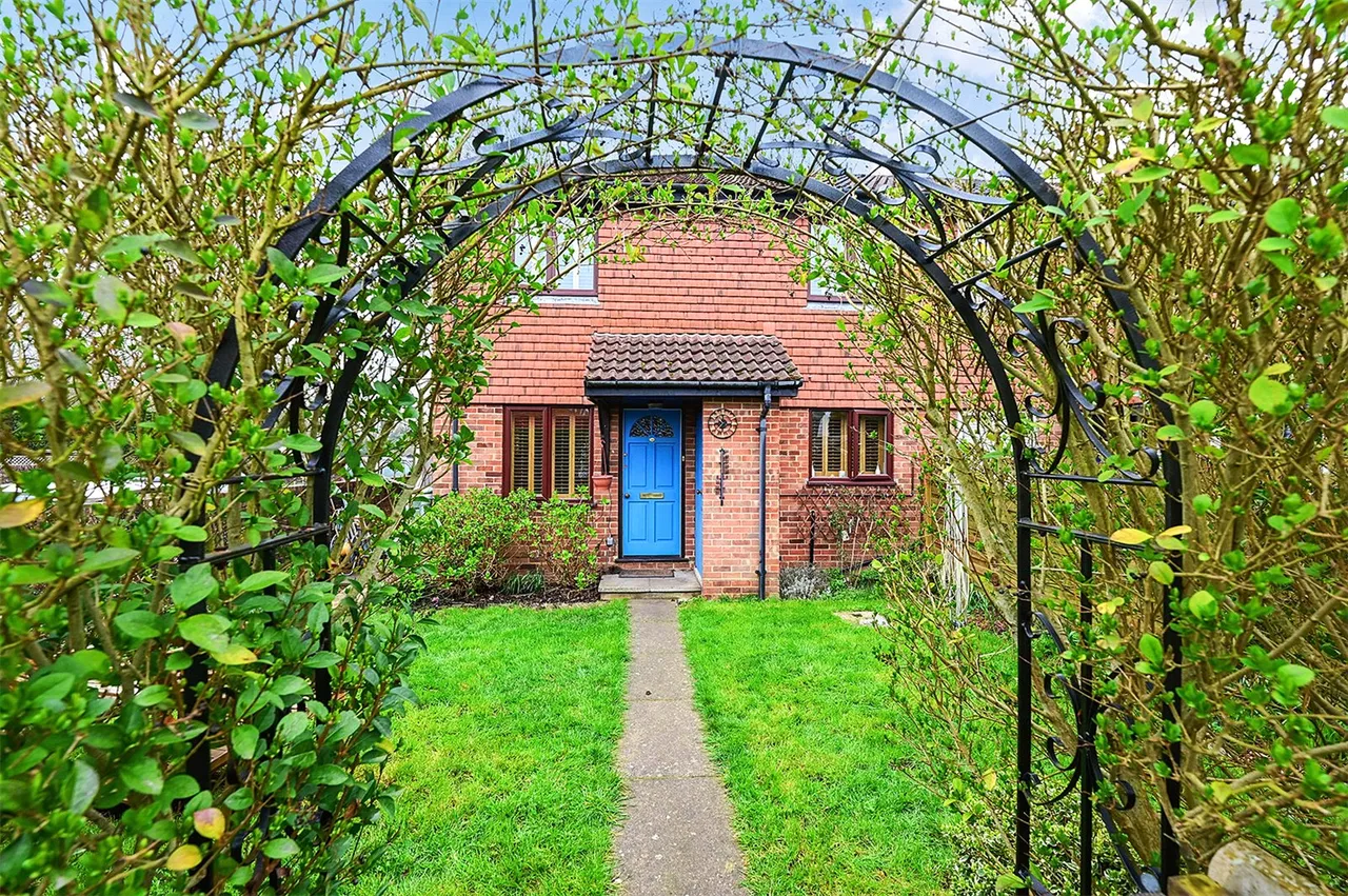 2 bed house for sale — Fallowfield, Yateley, Hampshire, GU46 6LW