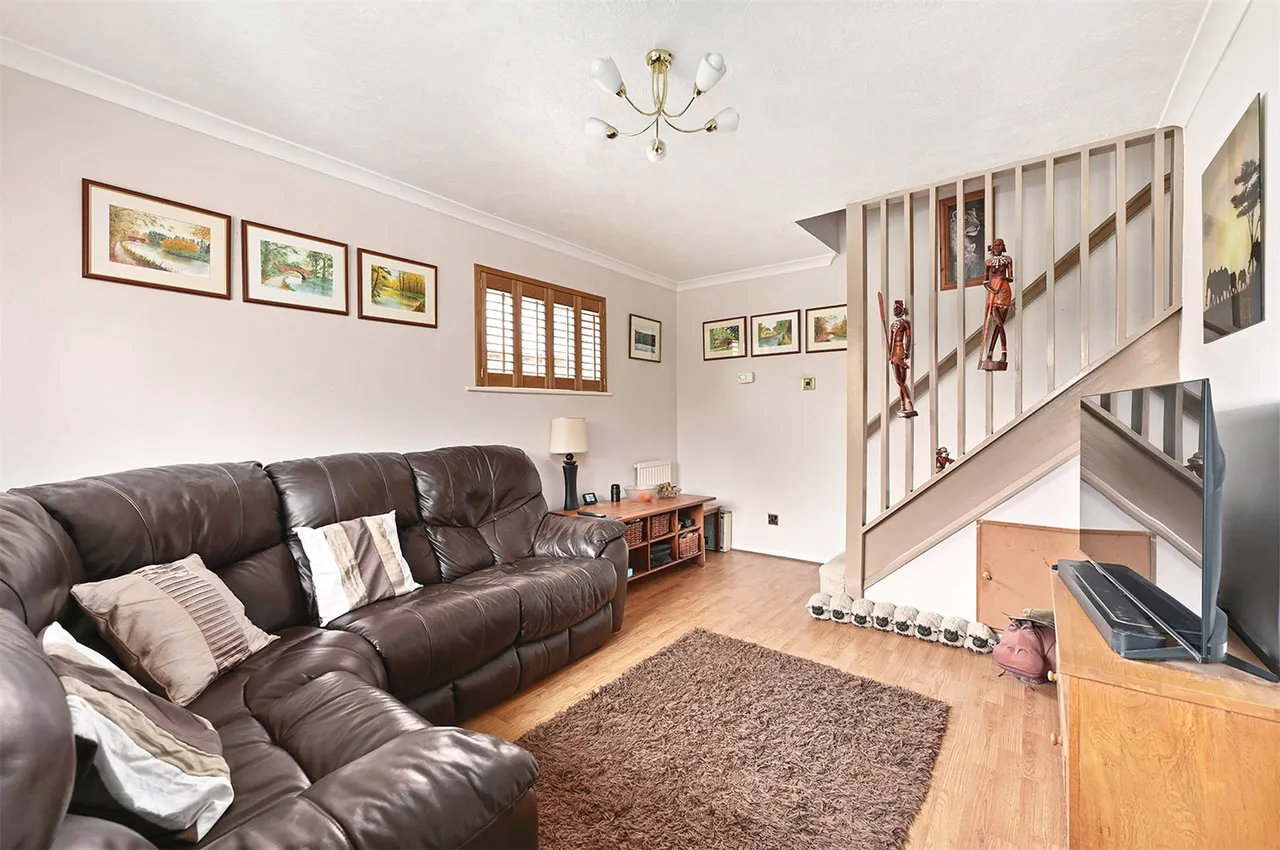 Fallowfield, Yateley, Hampshire, GU46 6LW, photo 2