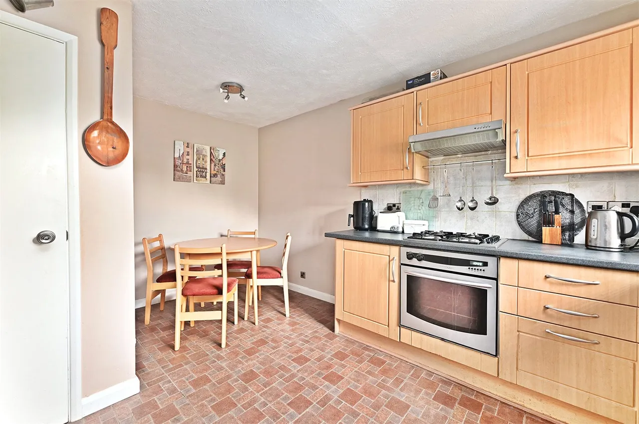 Fallowfield, Yateley, Hampshire, GU46 6LW, photo 10