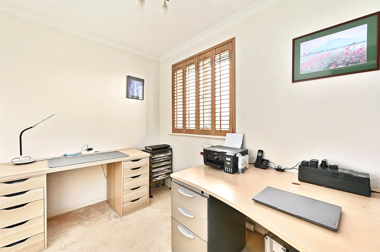 Fallowfield, Yateley, Hampshire, GU46 6LW, photo 4