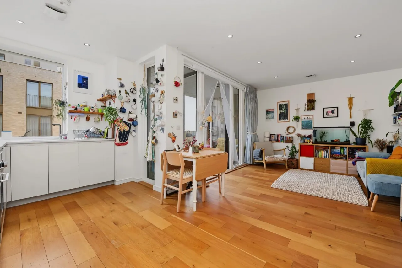 2 bed flat for sale — Casbeard Street, London, N4
