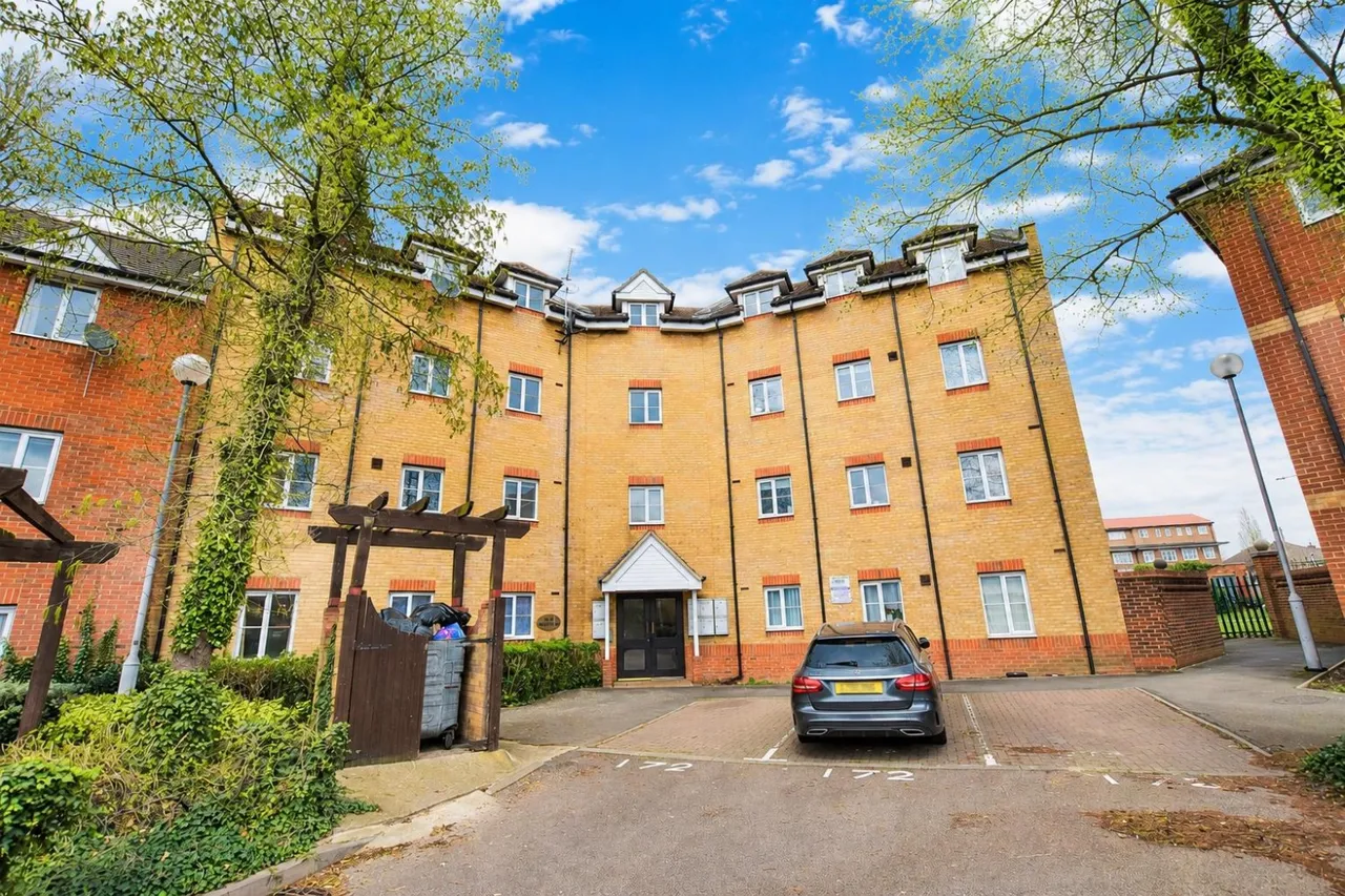 2 bed flat for sale — Ridley Close, Barking, IG11