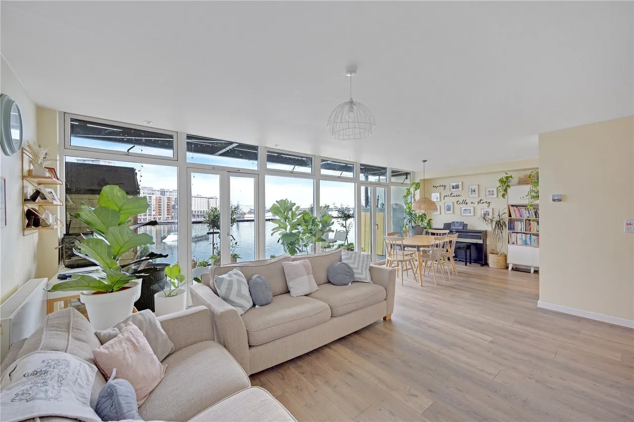 2 bed flat to rent, Hanover Avenue, Royal Victoria Dock, E16