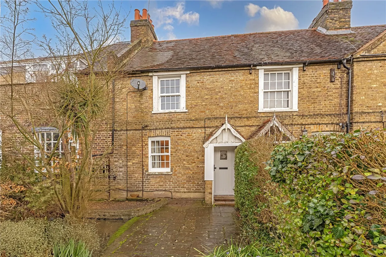 2 bed house for sale — Springfield Grove, Sunbury, TW16 6NT