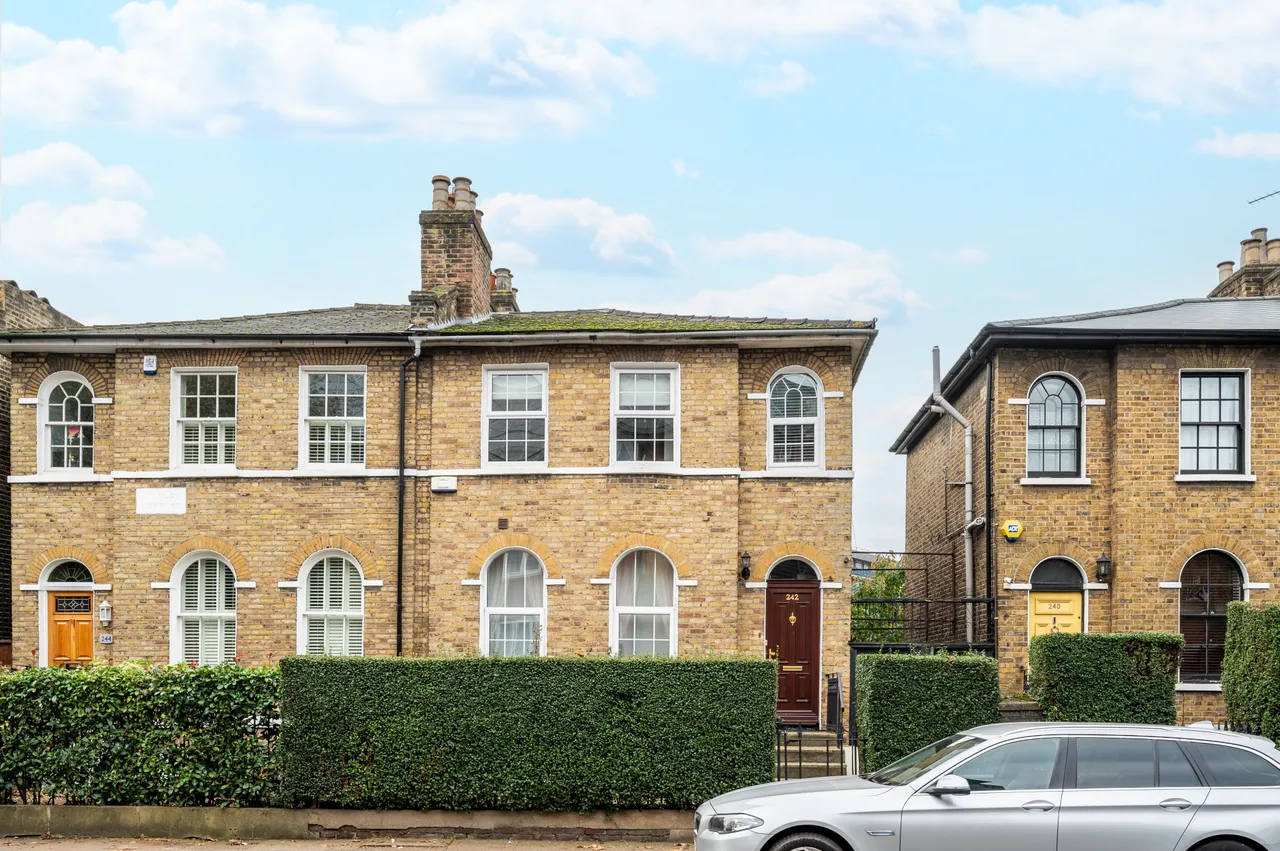 5 bed house for sale — 242 Lower Road, London