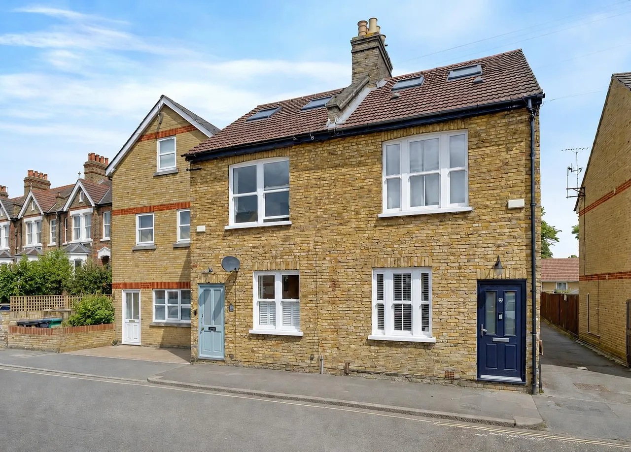 4 bed house for sale, Windmill Road, Hampton Hill, TW12