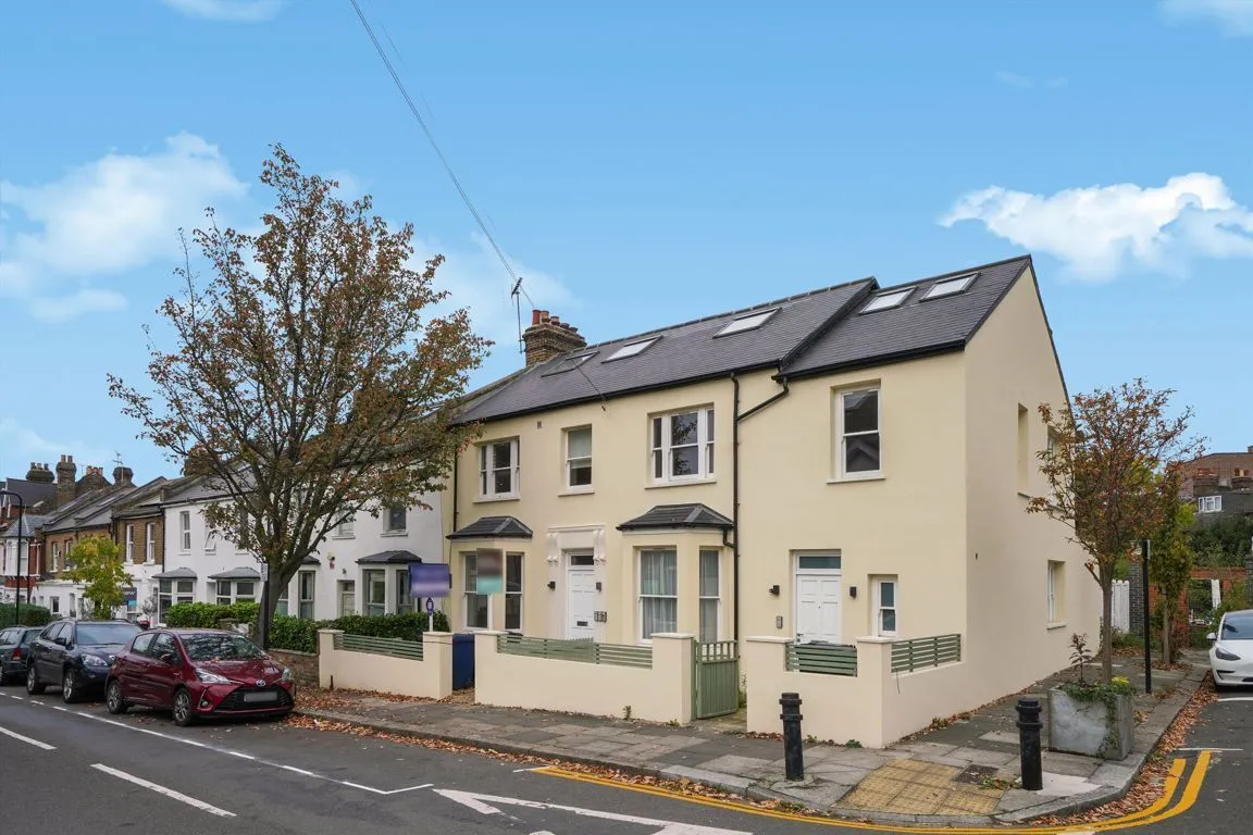2 bed property for sale, Brougham Road, W3