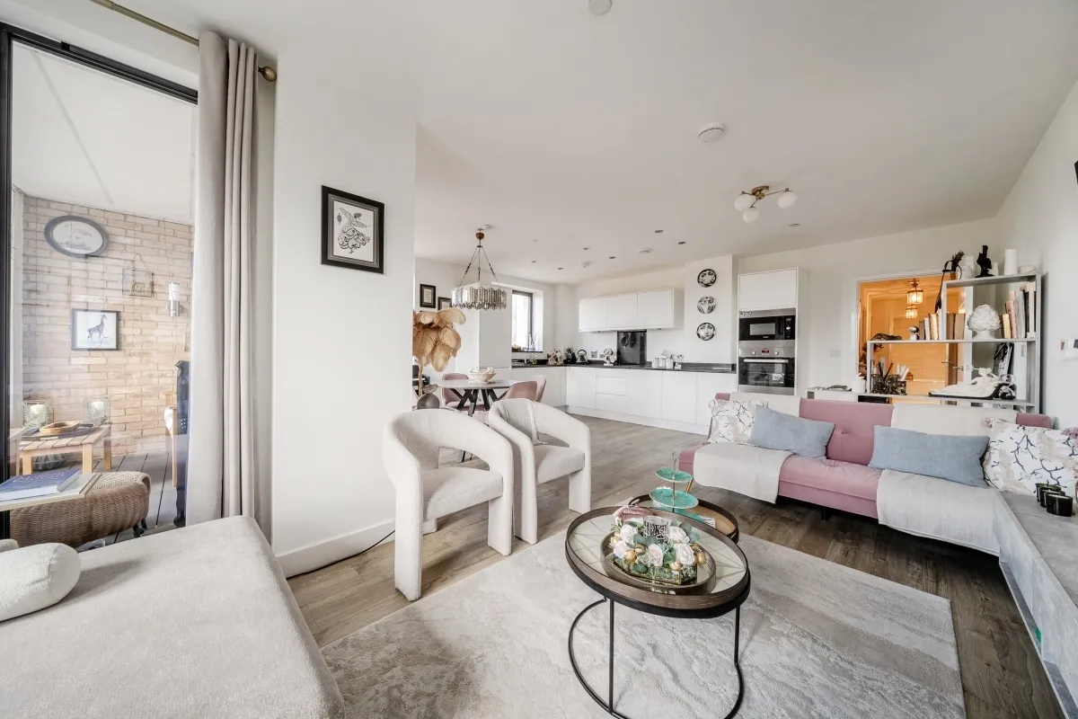 3 bed flat to rent, Lakeside Drive, London, NW10