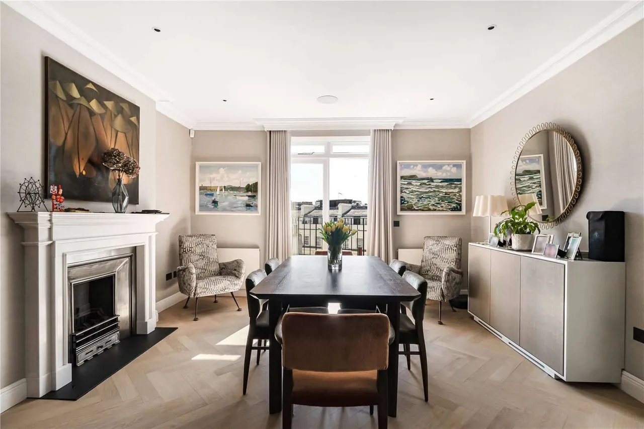 3 bed flat for sale, Gloucester Square, London, W2