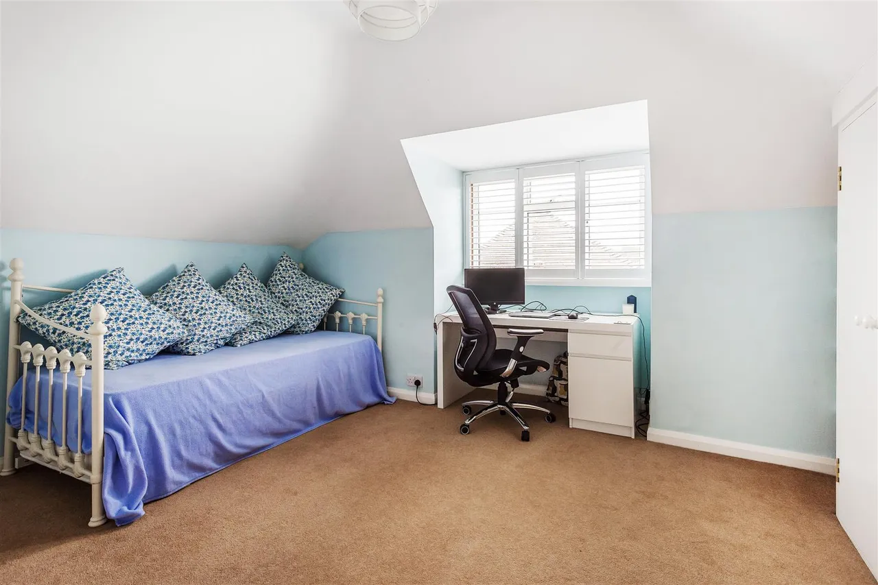 West Farm Avenue, Ashtead, KT21, photo 23