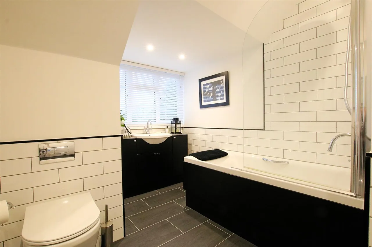 West Farm Avenue, Ashtead, KT21, photo 24