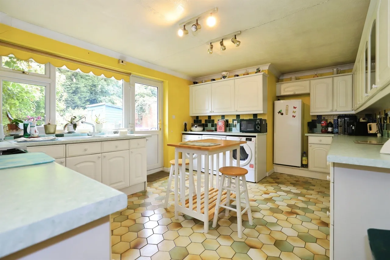 Elm Avenue, Bilston, WV14, photo 3