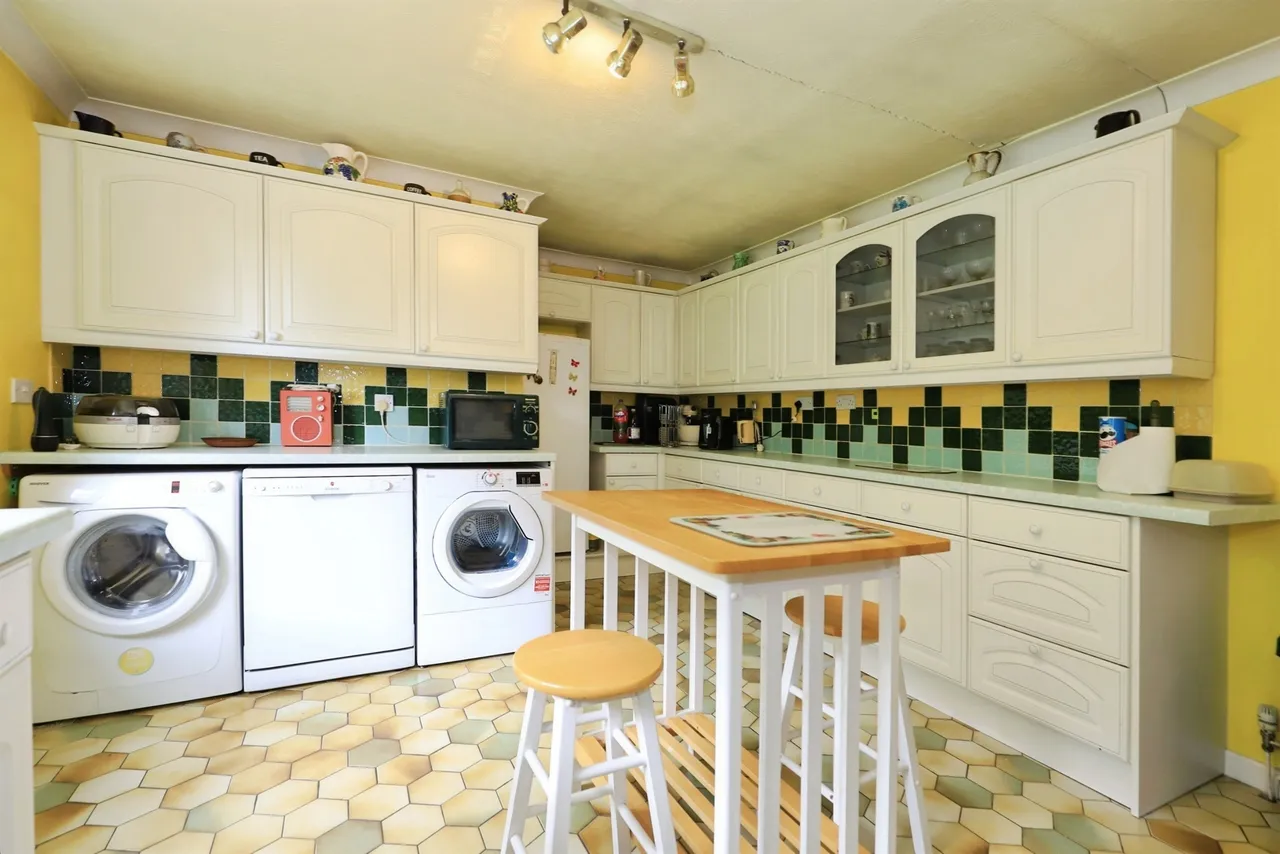Elm Avenue, Bilston, WV14, photo 4