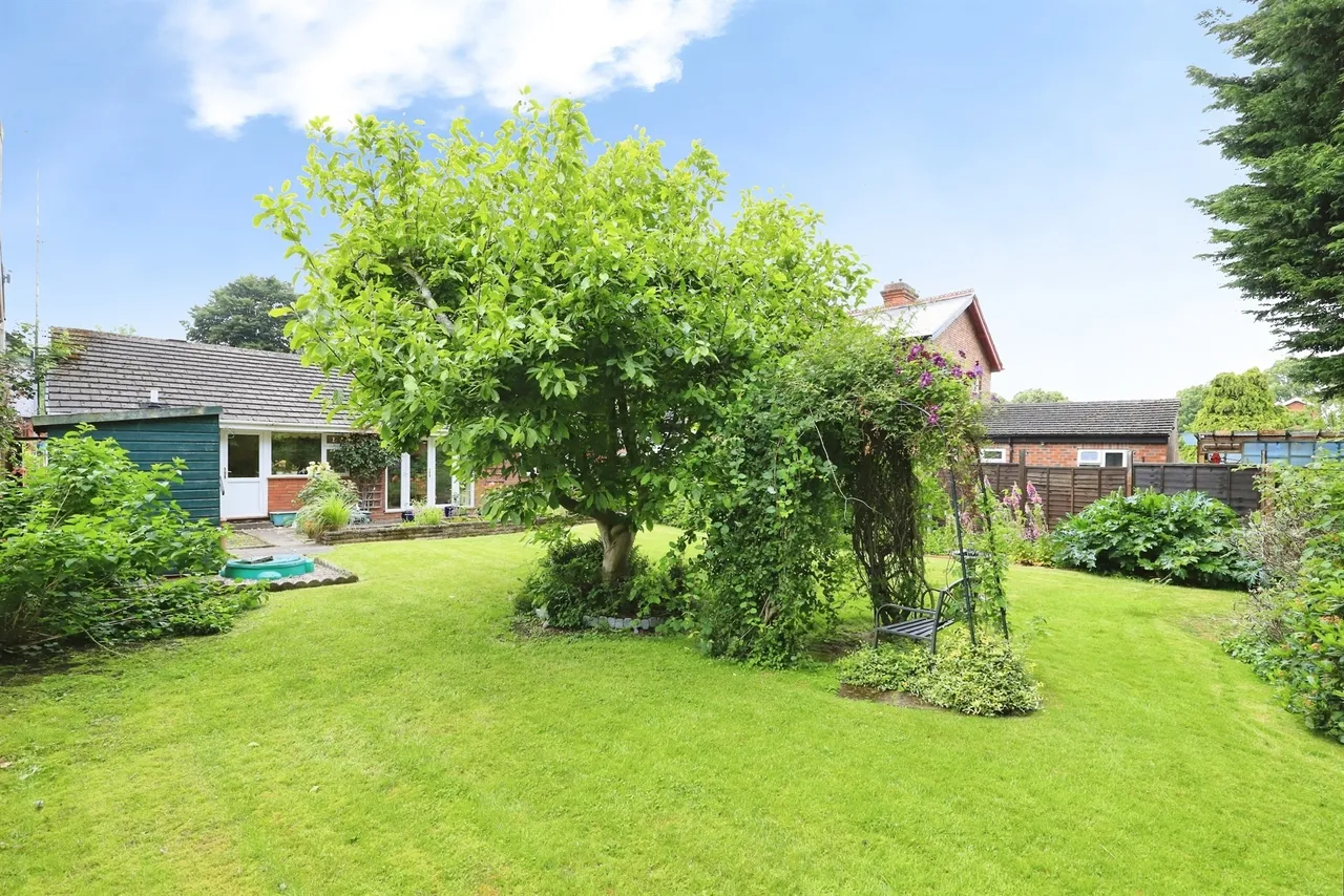 Elm Avenue, Bilston, WV14, photo 22