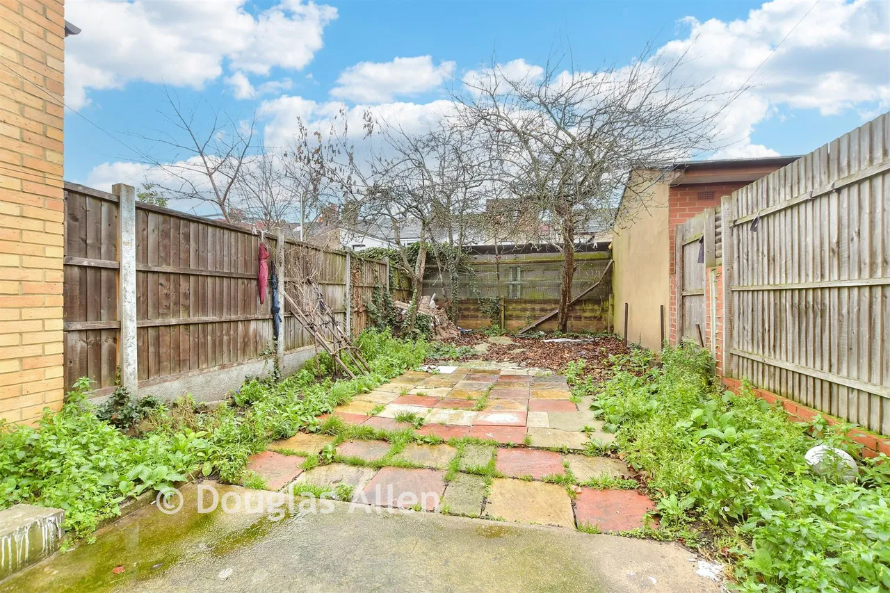 Halley Road, London, E12, photo 2