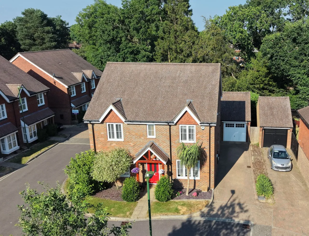 4 bed house for sale — Landau Close, Pease Pottage