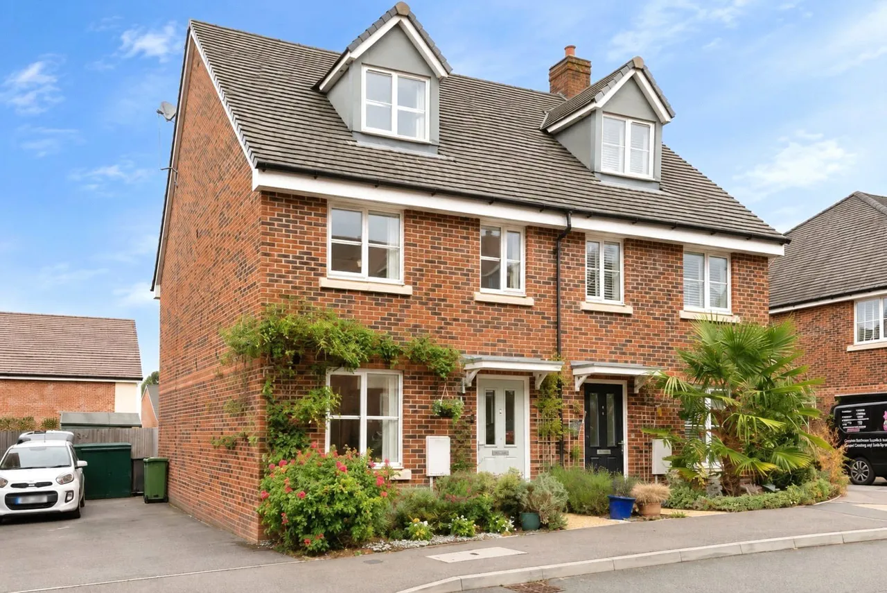 3 bed house for sale, Brickwork Avenue, Liphook, GU30