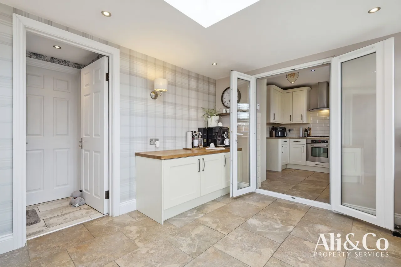 Village Drive, Canvey Island, Essex, SS8 0LJ, photo 5