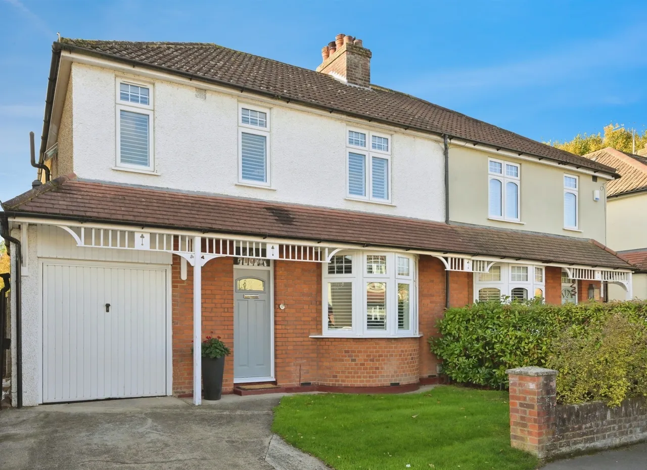 3 bed house for sale — Bushby Avenue, Broxbourne
