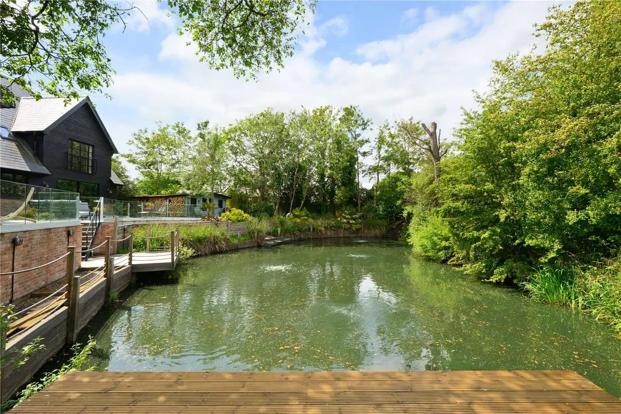Penton Hall Drive, Staines-Upon-Thames, Surrey, TW18 2HP, photo 3