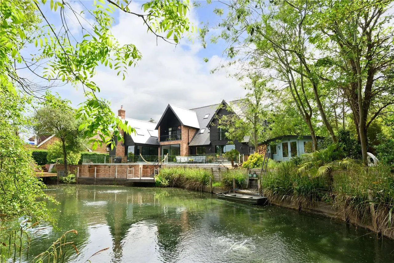 Penton Hall Drive, Staines-Upon-Thames, Surrey, TW18 2HP, photo 2