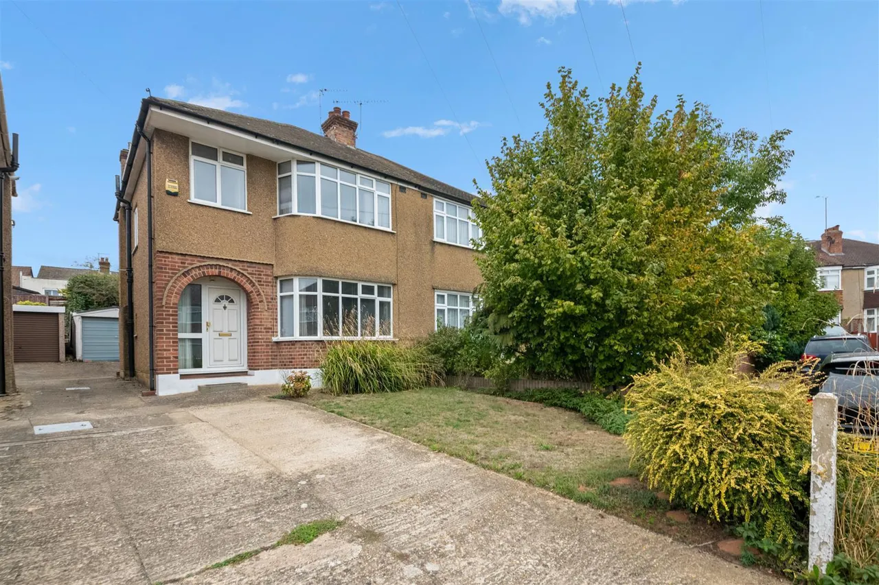 3 bed house for sale, Cotswold Close, Uxbridge