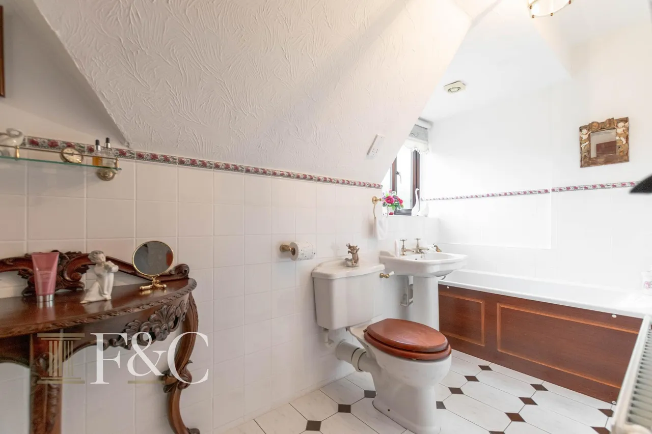 Roydon Road, photo 18