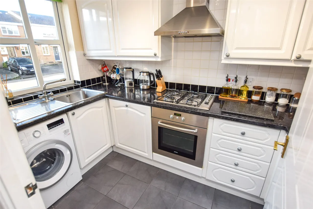 Alpine Close, Farnborough, Hampshire, GU14 0RN, photo 3