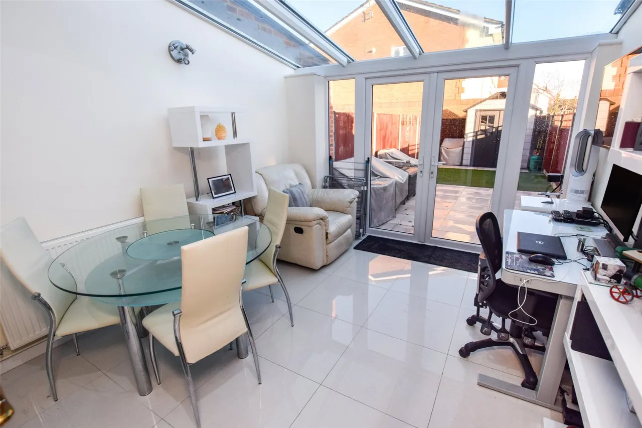 Alpine Close, Farnborough, Hampshire, GU14 0RN, photo 5