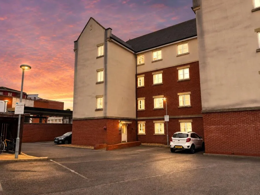 2 bed flat for sale, Manor Gardens Close, Loughborough, LE11