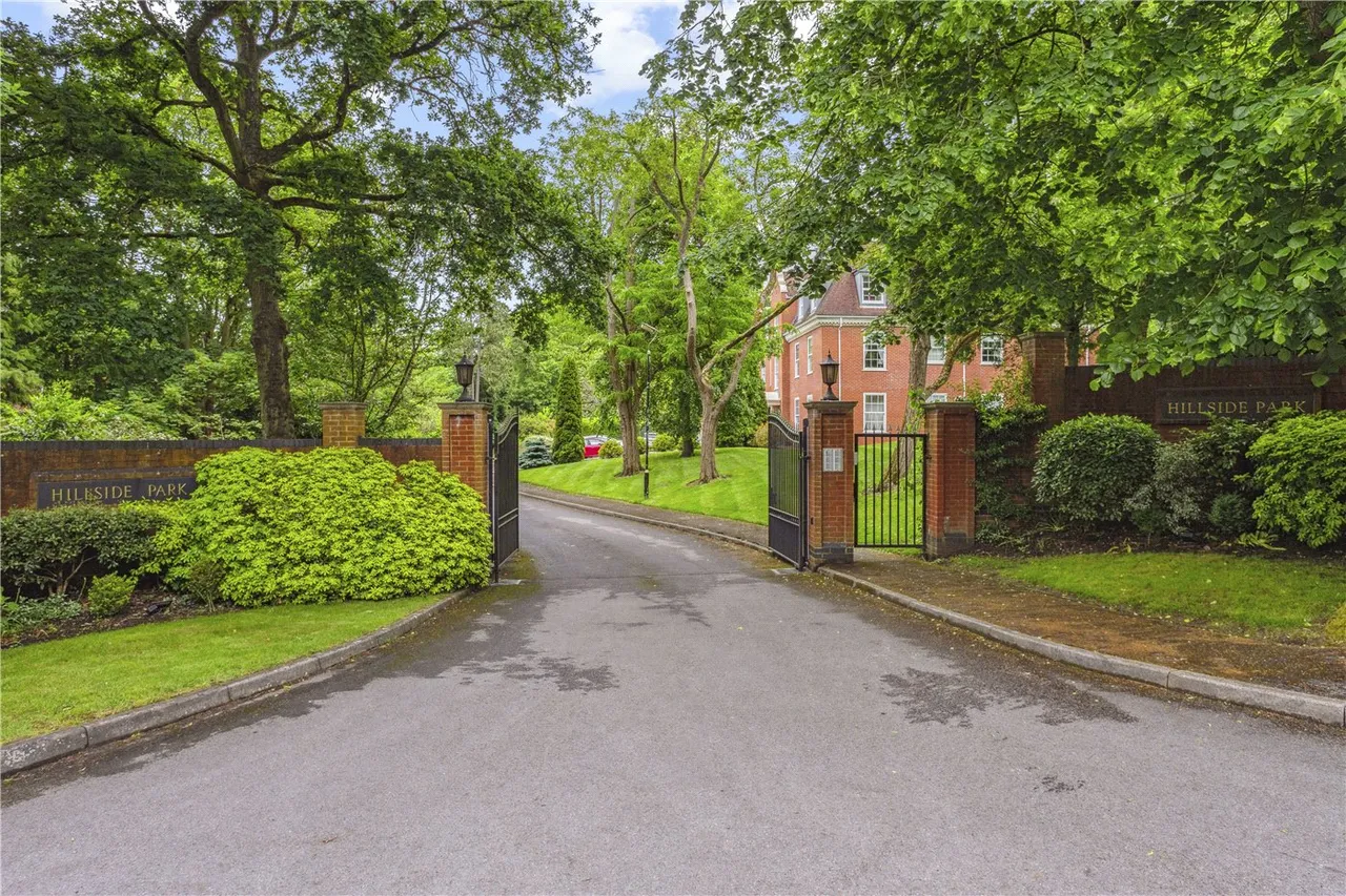 3 bed flat for sale — Hillside Park, Sunningdale, Ascot, Berkshire, SL5