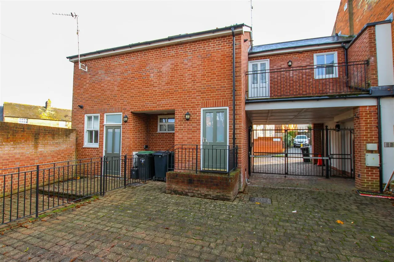 2 bed flat for sale, Fairycroft Road, Saffron Walden, CB10