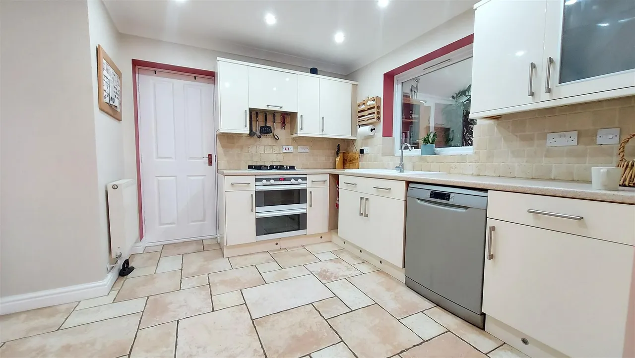 Tennyson Drive, Bourne, photo 5