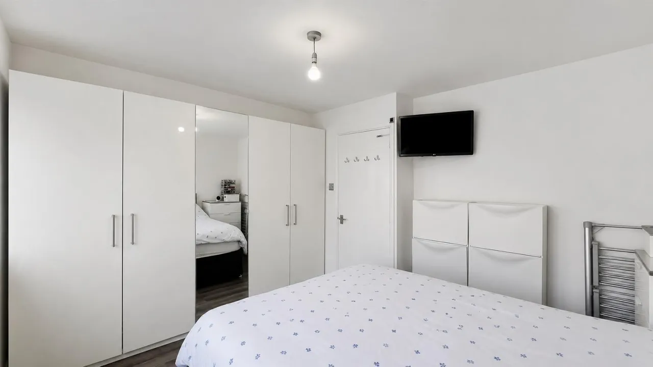 bed Apartment For SaleHarewood Terrace, Norwood Green, UB2, photo 4