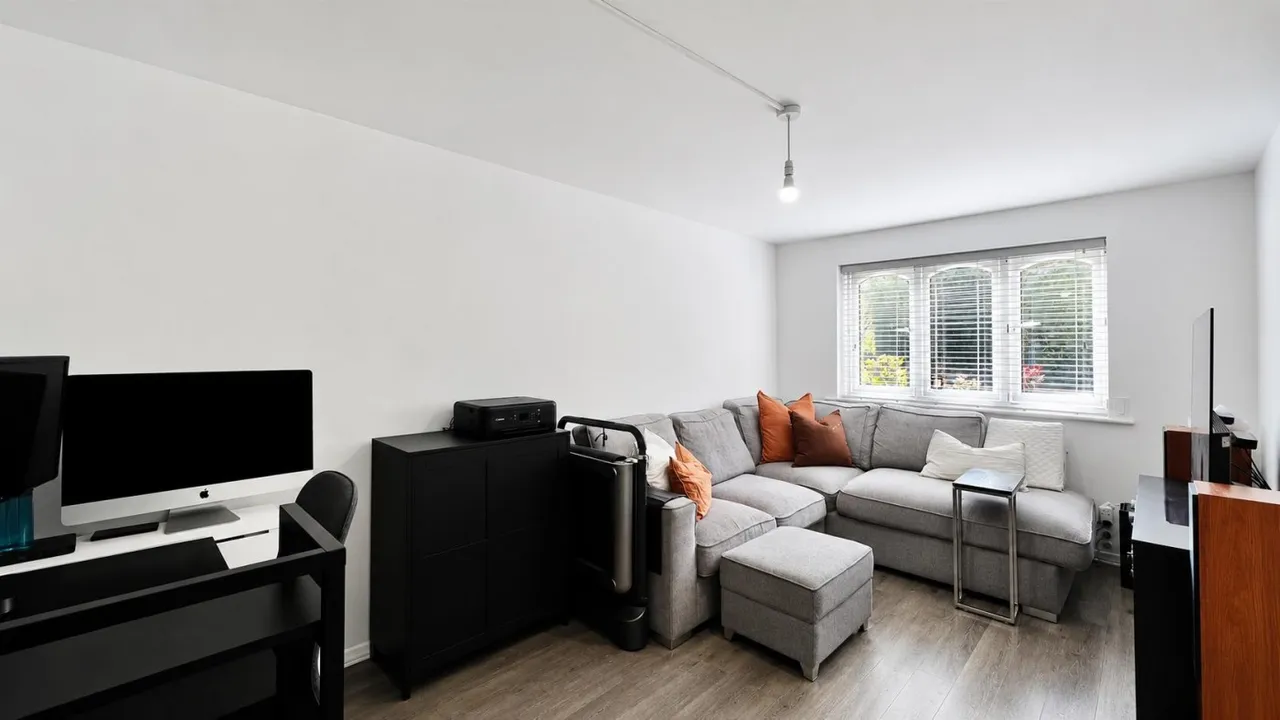 bed Apartment For SaleHarewood Terrace, Norwood Green, UB2, photo 2