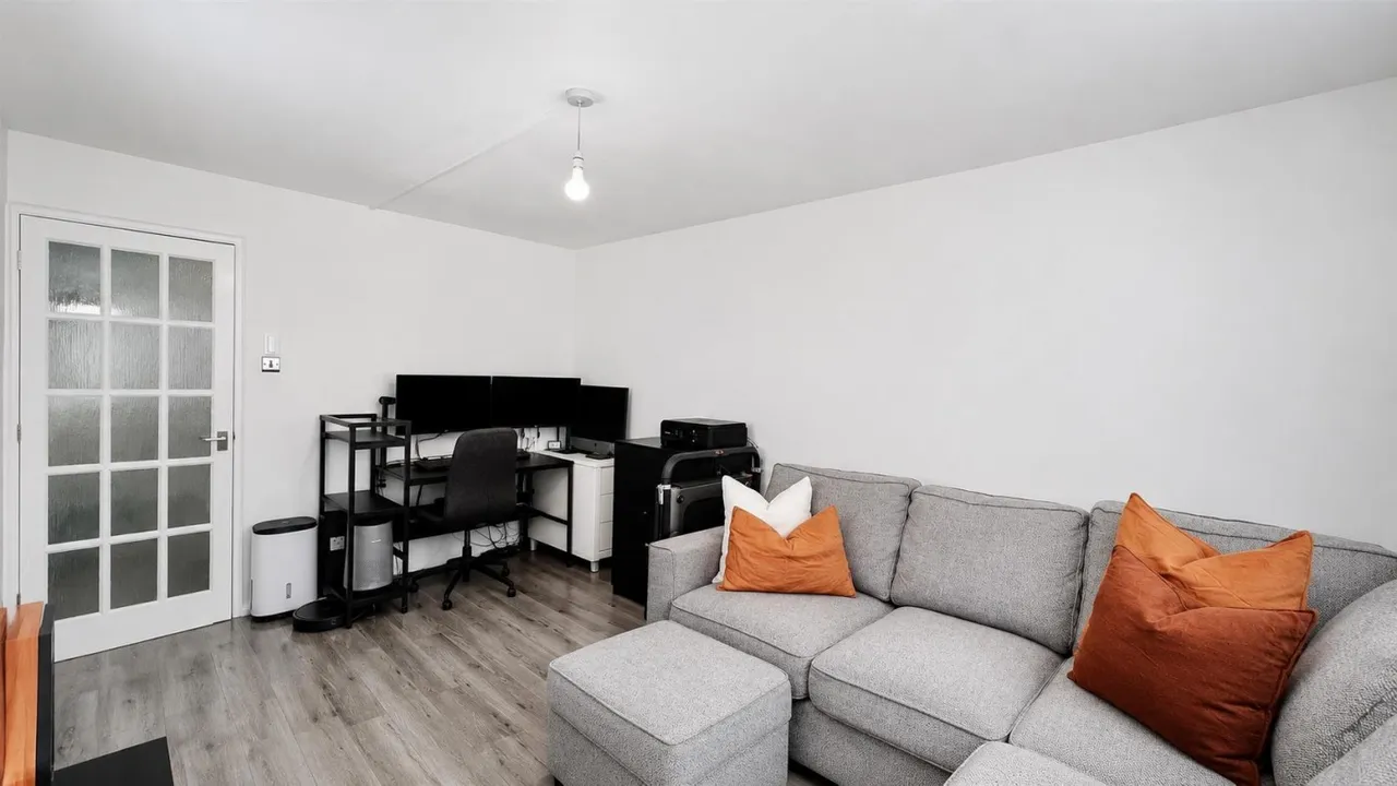bed Apartment For SaleHarewood Terrace, Norwood Green, UB2, photo 6