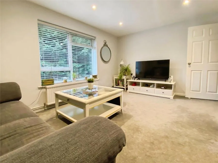 Arnett Avenue, Finchampstead, RG40, photo 2