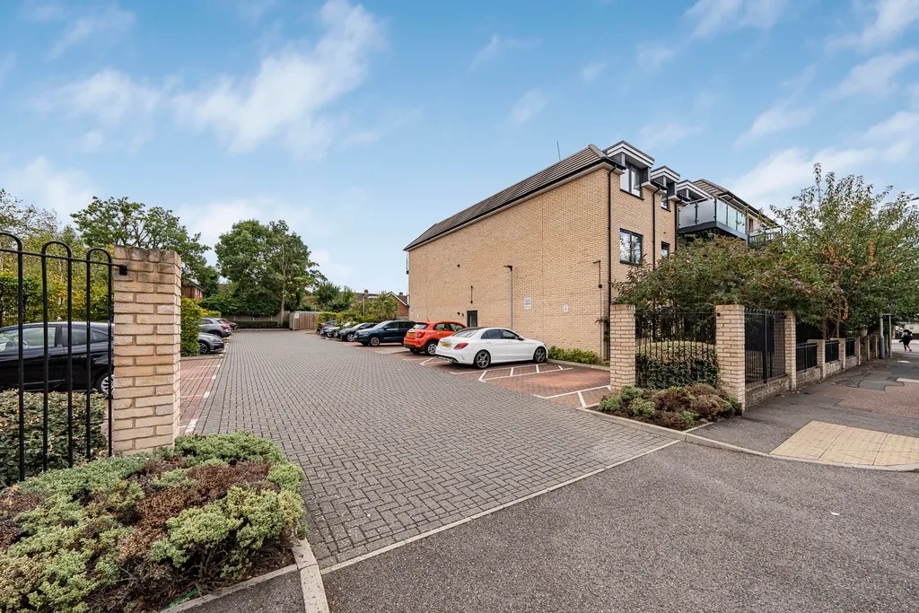 Sutton Court Road, Hillingdon, UB10, photo 25